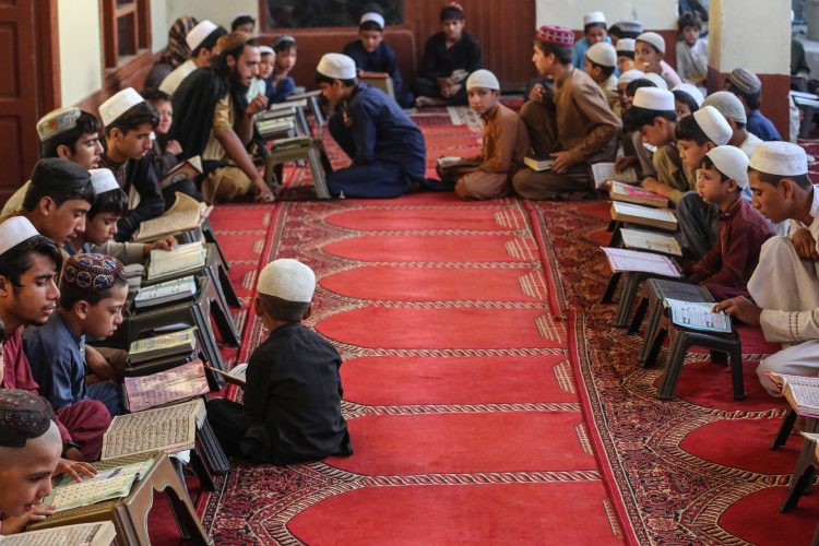 کودکان افغانستان در حال آموزش در مدرسههای دینی